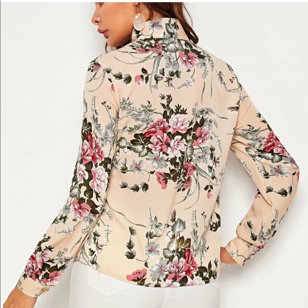 Gorgeous light floral shirt - Picture 3 of 5